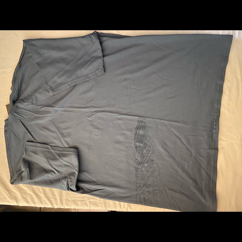 gray T-shirt - Picture 2 of 5